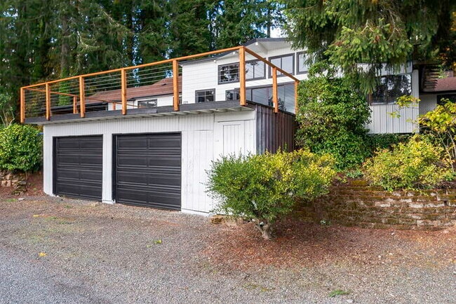 Building Photo - BEAUTIFUL CABIN STYLE HOME ACROSS FROM SILVER LAKE
