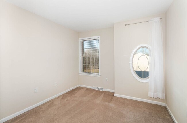 Building Photo - *UPCOMING* 3 Bedroom 2.5 Bath Town-Home Lo...