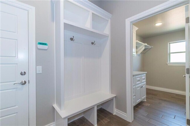 Building Photo - 3140 Drake Crest Dr