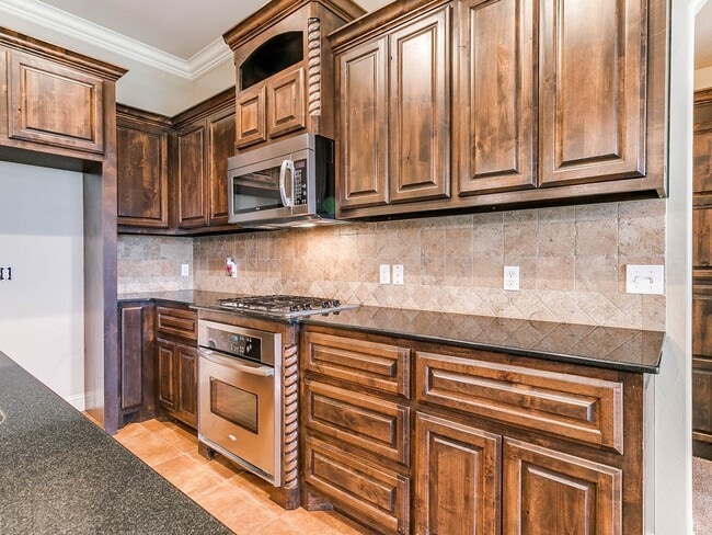 Building Photo - 4 Bedrooms/3Car/Edmond Schools -  Community Pool- Storm Shelter