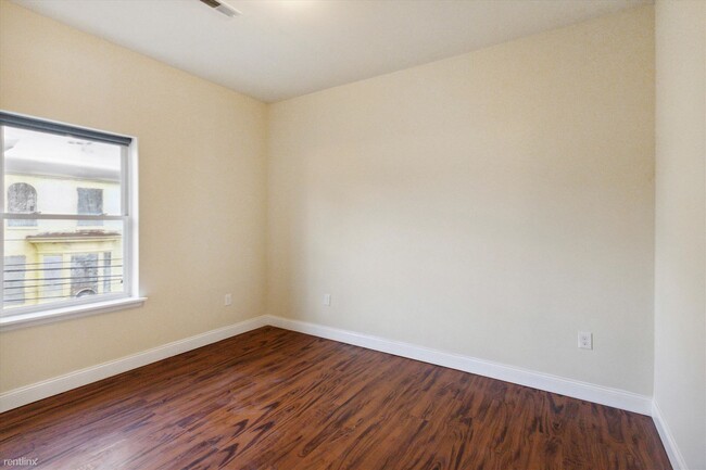 Building Photo - 4 br, 4 bath 4plex - 1700 CECIL B MOORE AV...