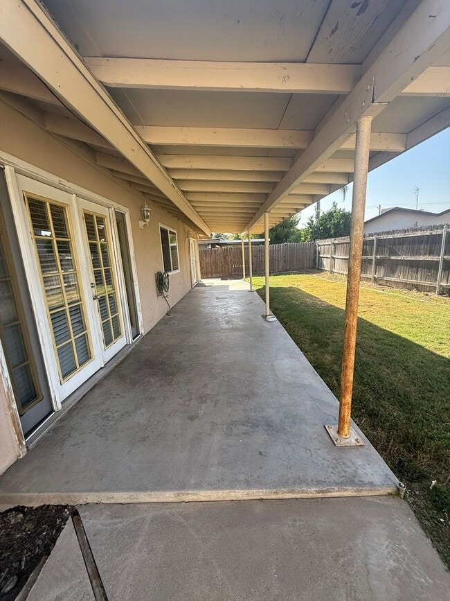 Building Photo - Spacious 4-Bedroom + 2 Bonus Rooms | Near ...