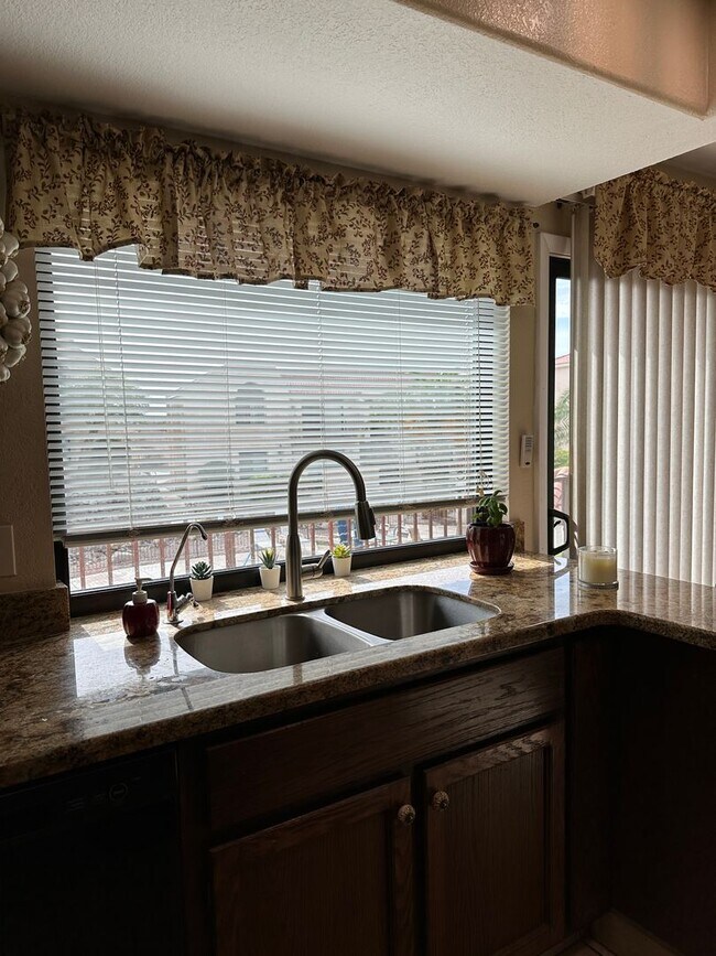 Building Photo - Winter 23/24 Furnished Rental - Nov-Dec-Jan