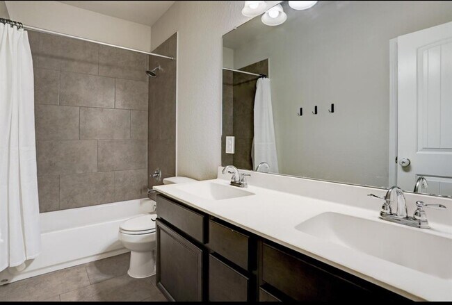 Building Photo - 721 Rim Water Dr