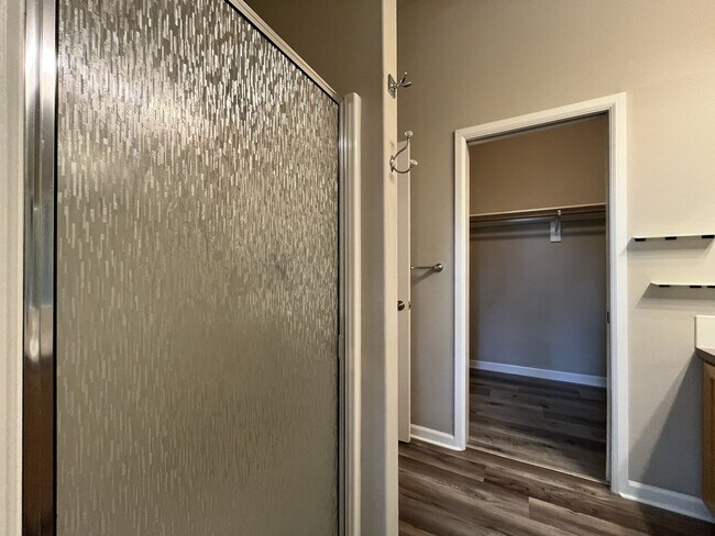 Building Photo - Distinctive 3-Story Tigard Townhouse with Stainless Steel Kitchen, Vaulted Ceilings & Attached 2-...