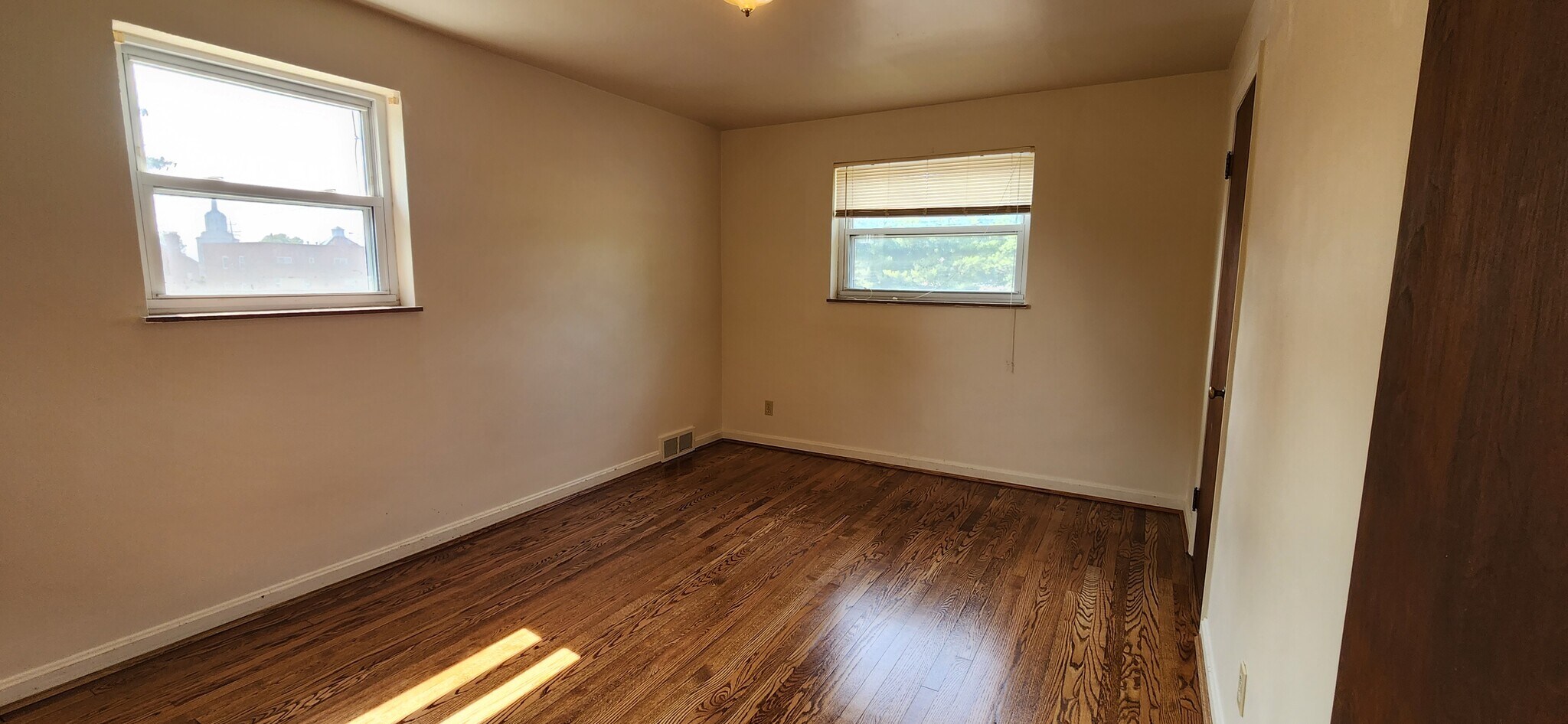 Building Photo - 406 Elm St