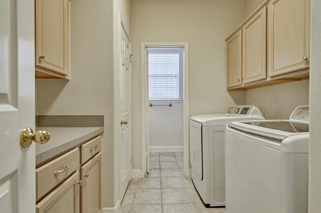 Building Photo - 3427 Lost Oak Dr