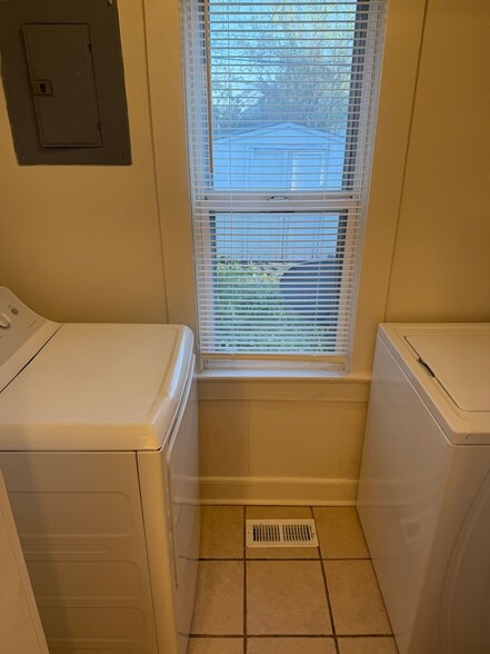 Building Photo - 1509 E Illinois St