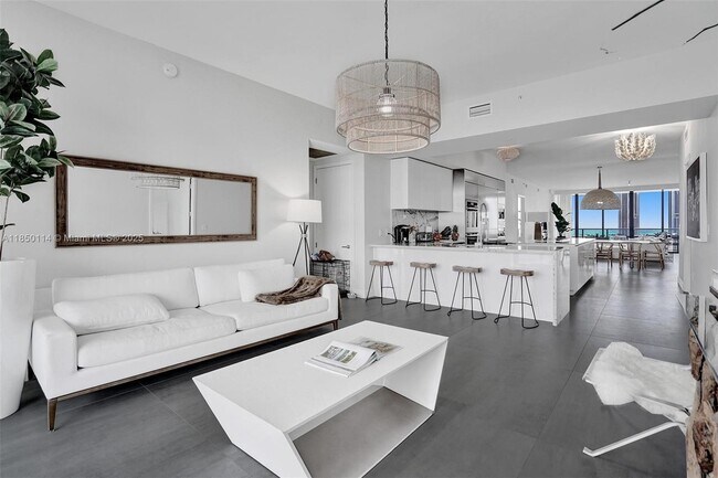 Building Photo - 5000 Island Estates Dr