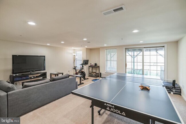 Building Photo - 1855 Creekview Ln