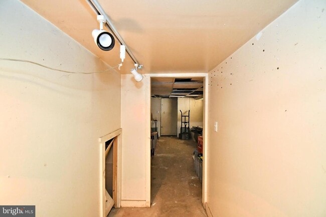 Building Photo - 242 E 8th Ave