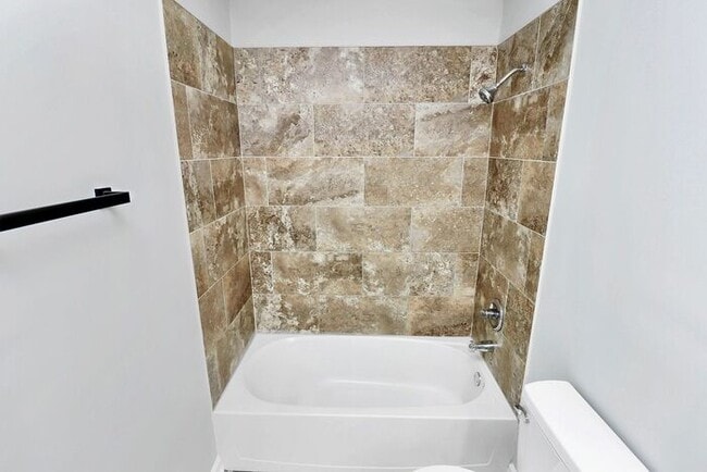 Building Photo - END UNIT 3BD/2.5BA Townhome in Lexington Commons