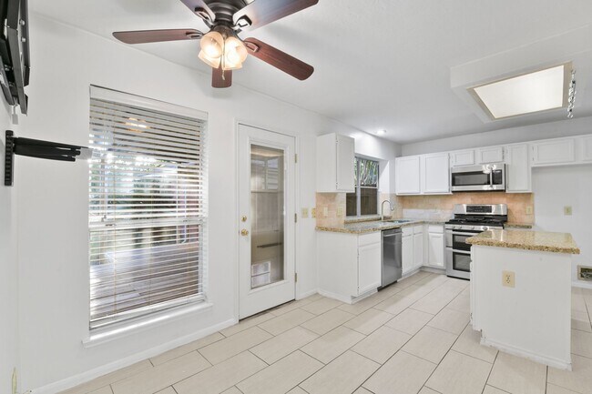 Building Photo - Freshly Painted Beauty with Spacious Outdo...