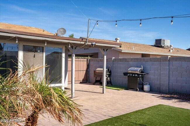 Building Photo - 1211 W Palomino Dr