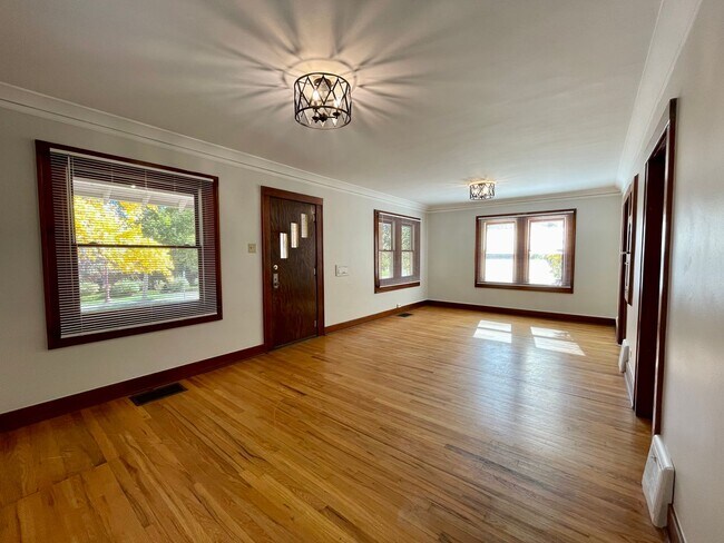 Building Photo - $0 DEPOSIT OPTION, NEW PAINT, TRADITIONAL BRICK HOME, WALKING DISTANCE TO DU!! LARGE BACKYARD, DE...