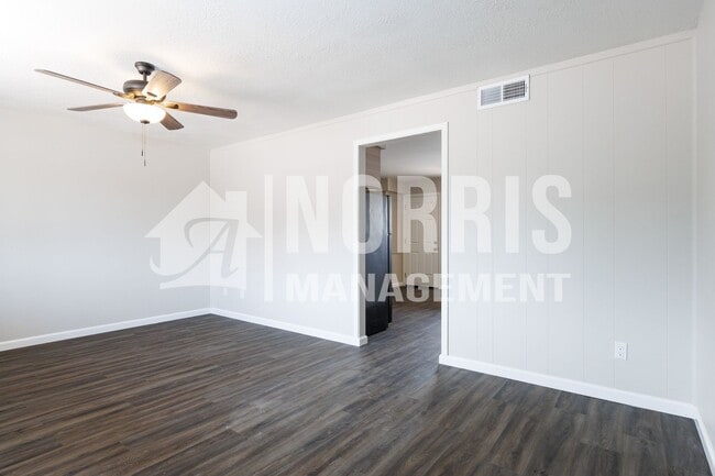 Building Photo - Convenient, Beautifully Updated Space Available Now!