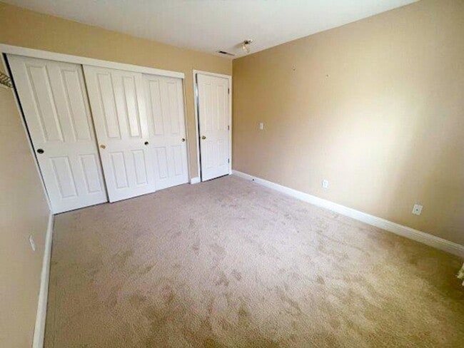 Building Photo - Cozy 2 Bedroom Ground Level Condo In The Highly Desirable New Park Village Community in Newark