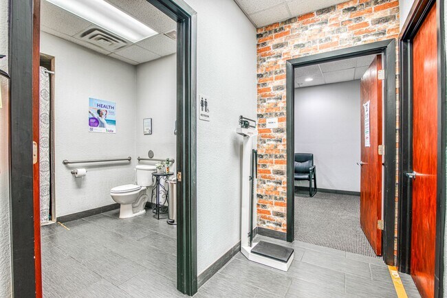 Building Photo - Move-in ready professional office space fo...