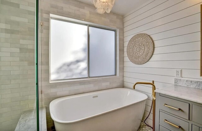 Building Photo - 539 Zenith Ridge Dr