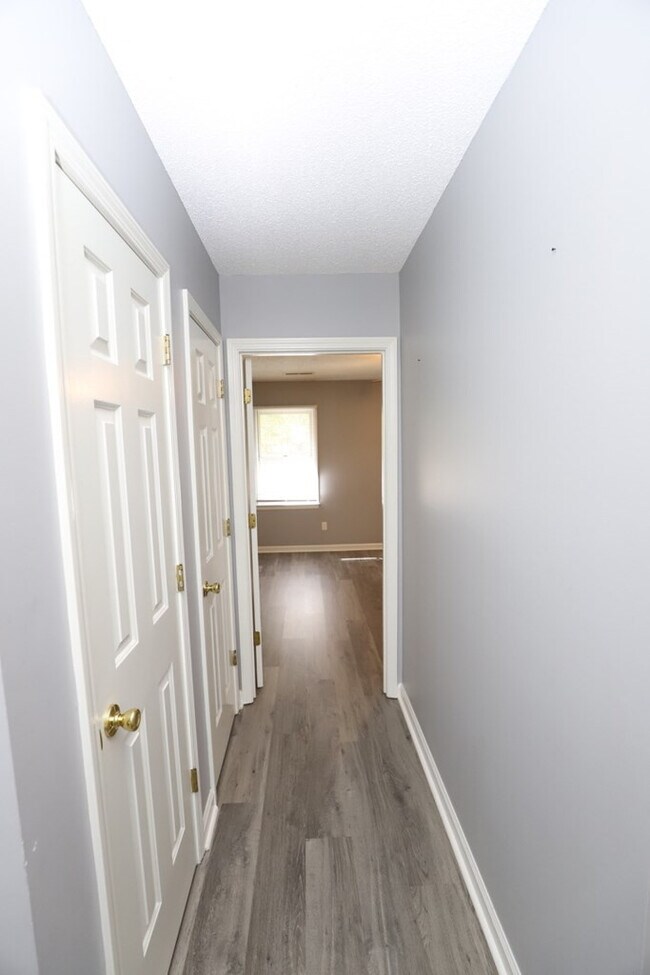Building Photo - 944 Twin Lakes Dr