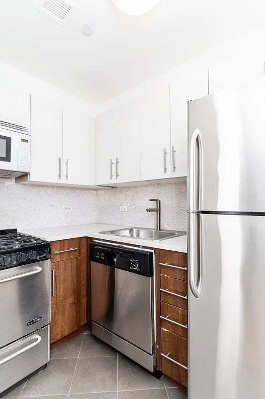 Building Photo - 30 W 18th St