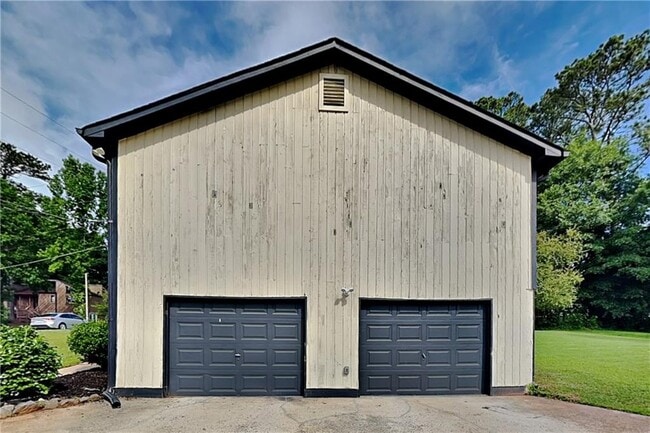 Building Photo - 151 Castleair Dr NE