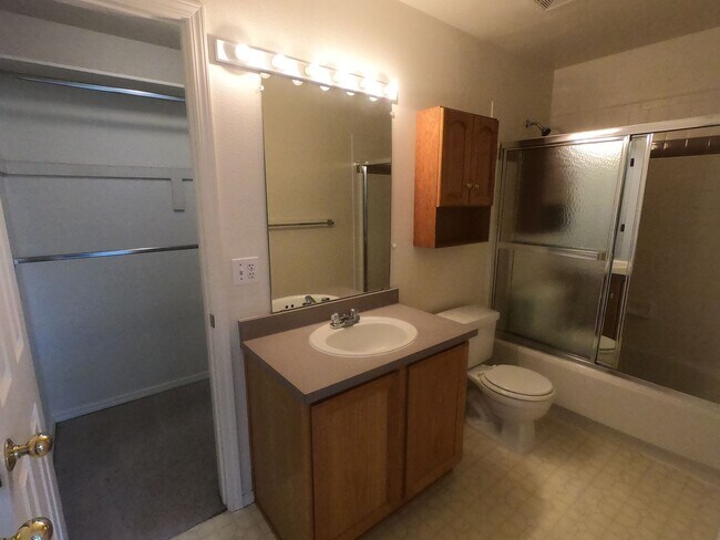 Building Photo - 2850 Aurora Ave