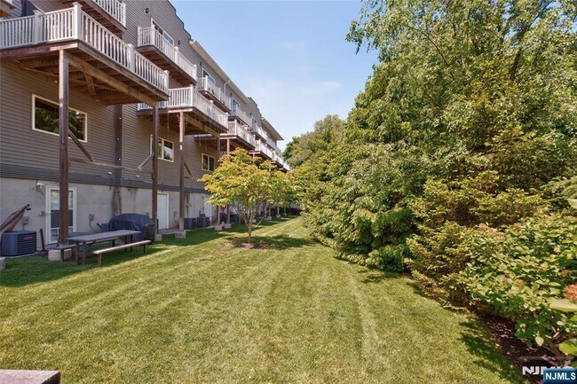 Building Photo - 524 Harrison Ave