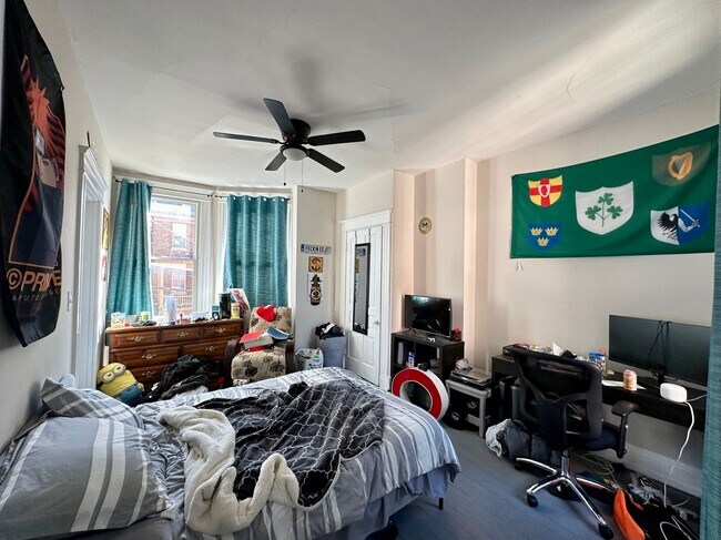 Building Photo - 2369 Victor St