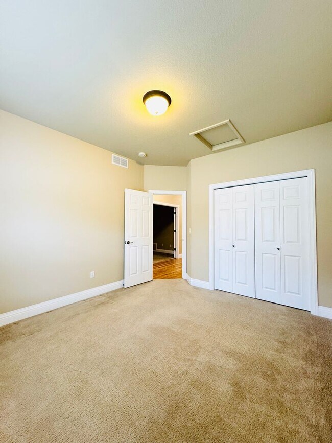 Building Photo - Stunning Executive 4 Bedroom 2 Bath Home in Northwest Loveland - 3-Car Garage!