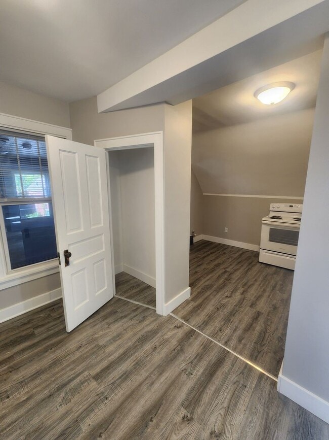 Building Photo - Large 1BR Unit - Freshly Remodeled