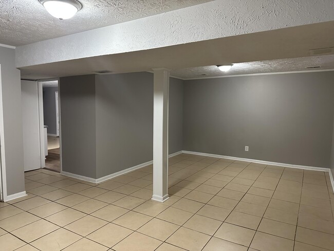 Building Photo - 3369 Holwyn Rd