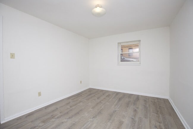 Building Photo - 3954 N Janssen Ave