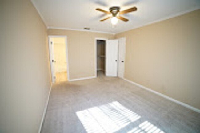 Building Photo - 2/2 with deck in Settlers Creek!