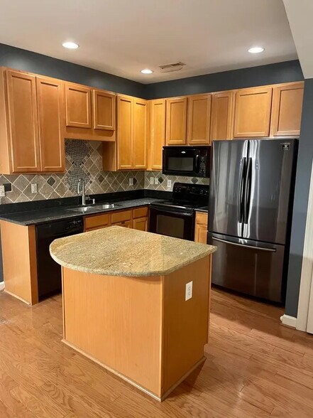 Building Photo - Room in Townhome on Autumn Mist Dr