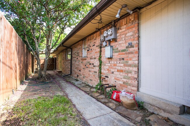 Building Photo - 10660 Pagewood Dr