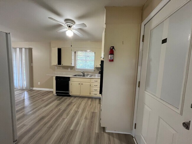 Building Photo - Recently Updated Three Bedroom House in Po...