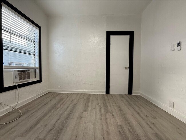 Building Photo - 1947 Madison St