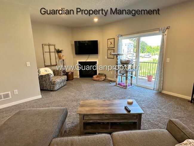 Building Photo - Champlin Town Home, Fireplace, 2 Car Garag...