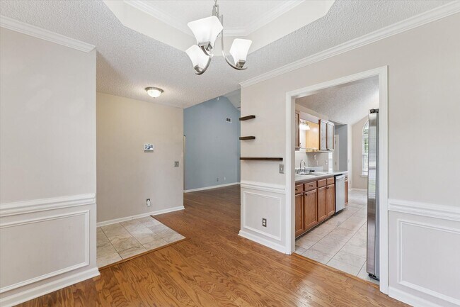 Building Photo - MOVE-IN READY! (Pet Friendly)