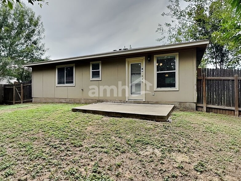 Building Photo - 216 Fall Creek Dr