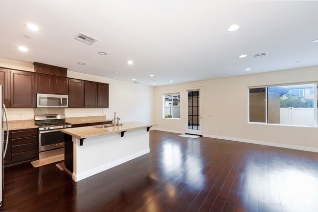 Building Photo - Beautifully Maintained 3 Bed, 2.5 Bath Home in Prime RiverPark Location