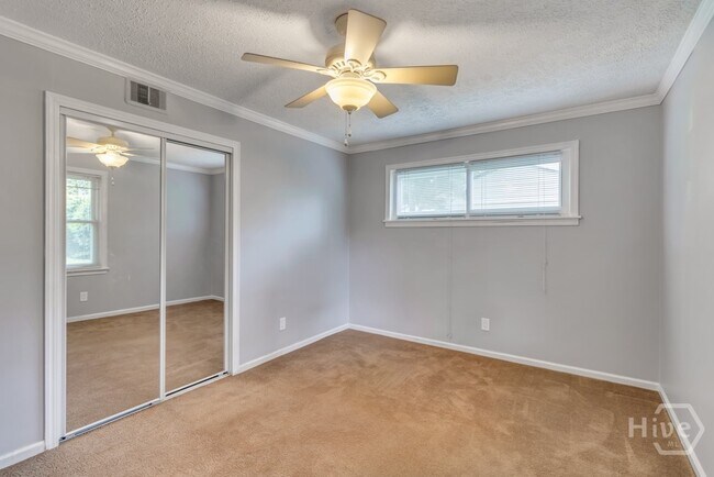 Building Photo - 319 Tanglewood Rd
