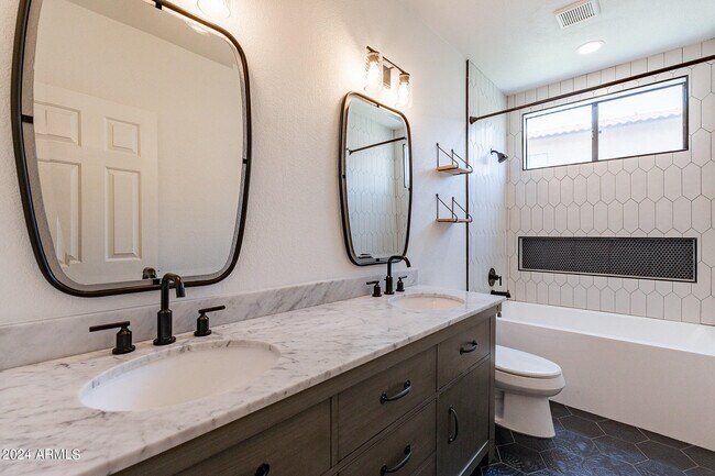 Building Photo - 1449 W Antiqua Dr