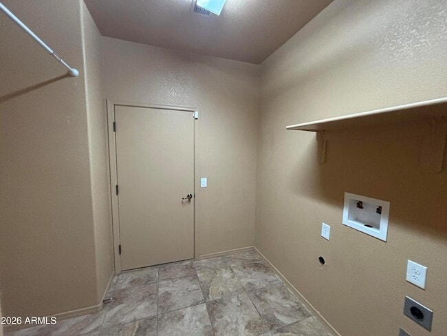 Building Photo - 5558 Wilder Dr