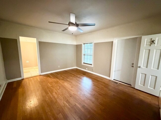 Building Photo - Spacious 3 bedroom with its own micro-park!