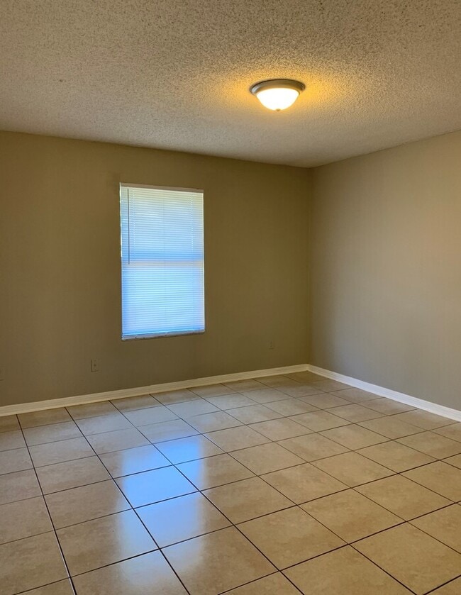 Building Photo - Spacious 2 Bed/2 Bath Single Story Townhom...