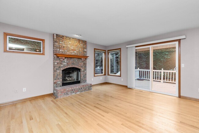 Building Photo - Spacious 4 bed/2.5 bath in Kirkland