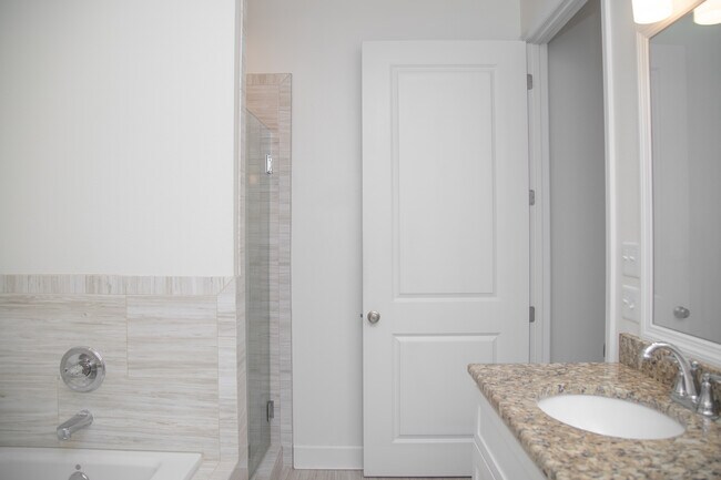 Building Photo - 2284 Lexington Parc Dr