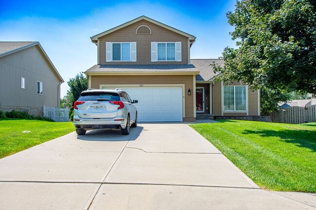 Building Photo - Extremely Spacious 3 Bedroom / 2.5 Bath Home in Bellevue!